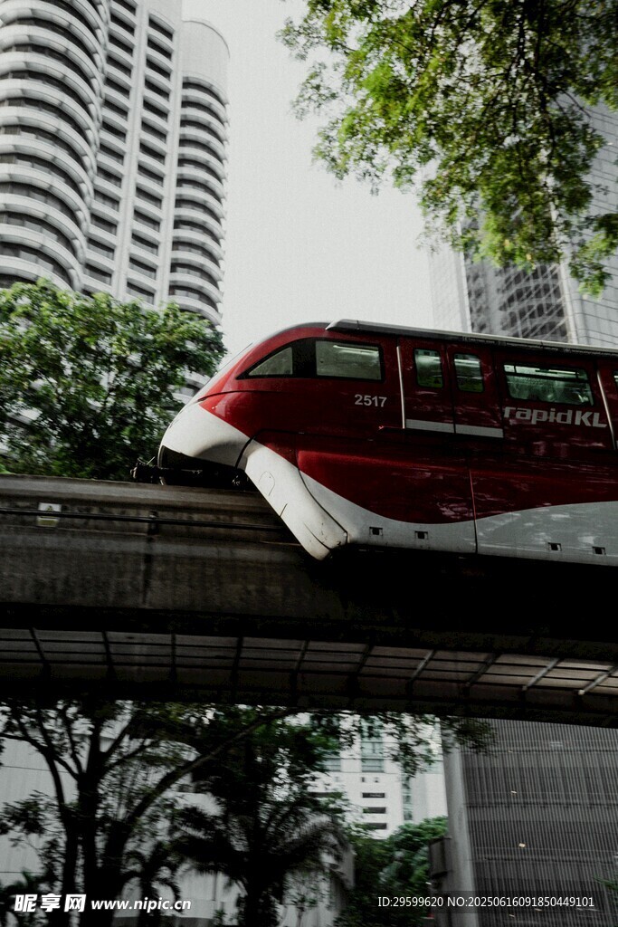 城市高架上的特色列車