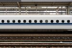 停靠鐵軌的現代高速列車