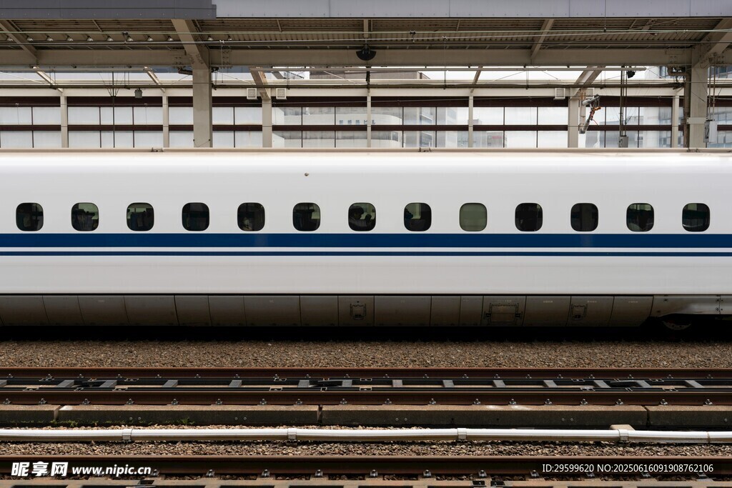 停靠鐵軌的現(xiàn)代高速列車
