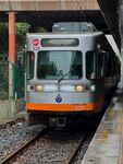 站臺邊的銀色有軌電車