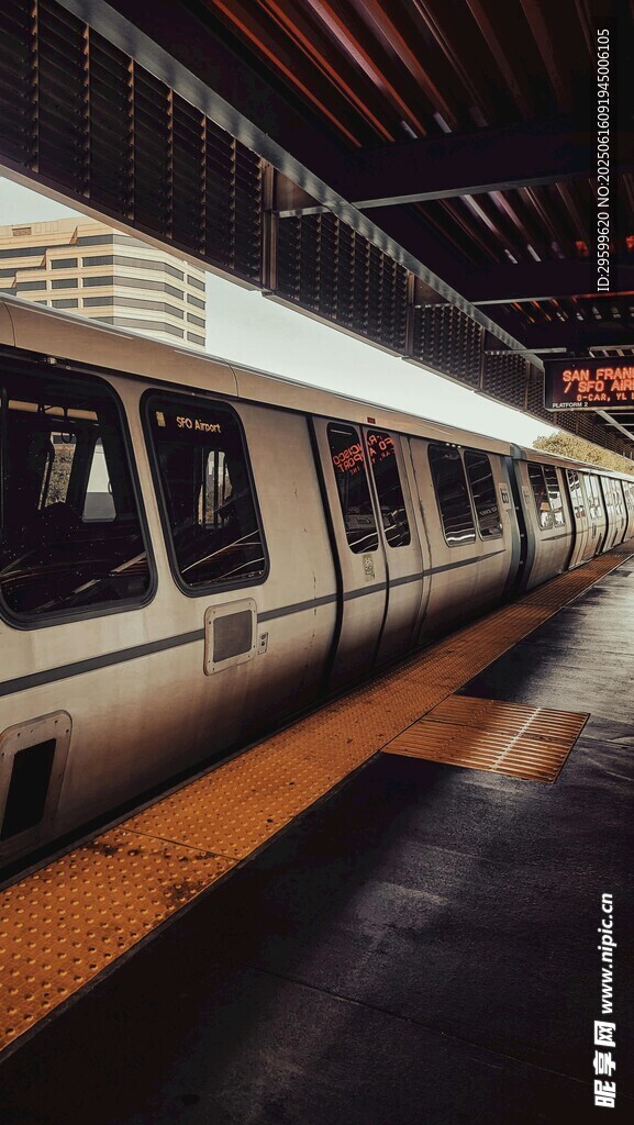 地鐵站內(nèi)停靠的一列列車