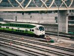 綠色列車停靠于鐵軌旁