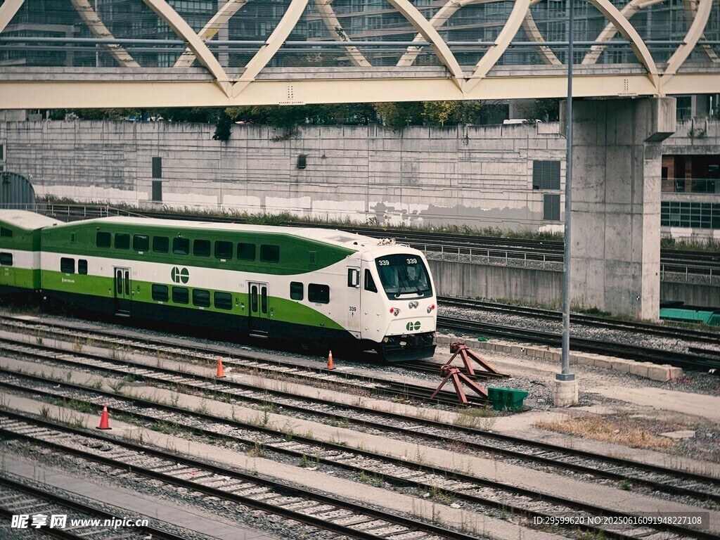 綠色列車停靠于鐵軌旁