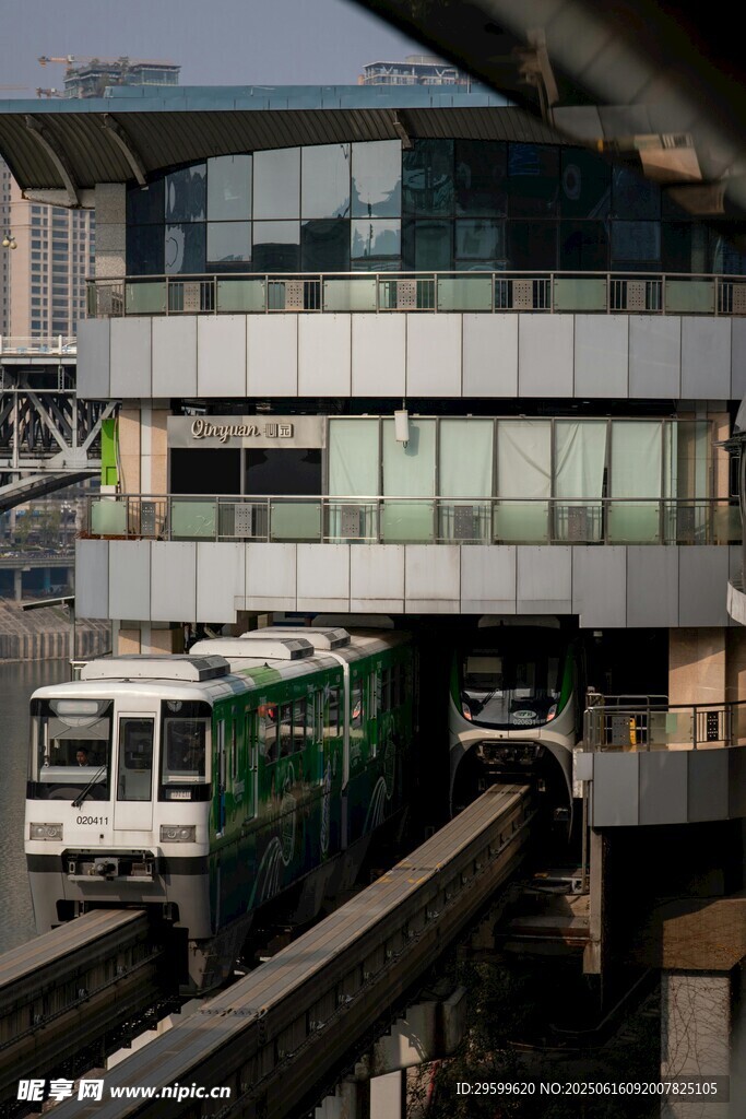 城市輕軌穿梭于現代建筑間