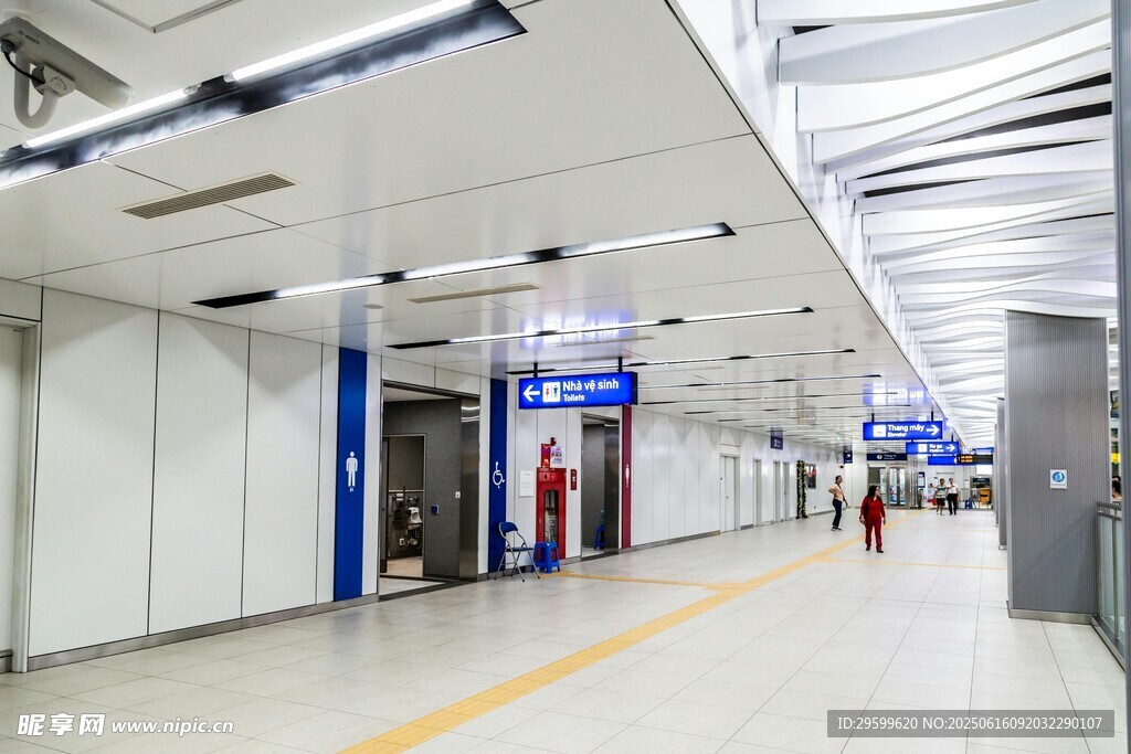 現代地鐵站內寬敞通道