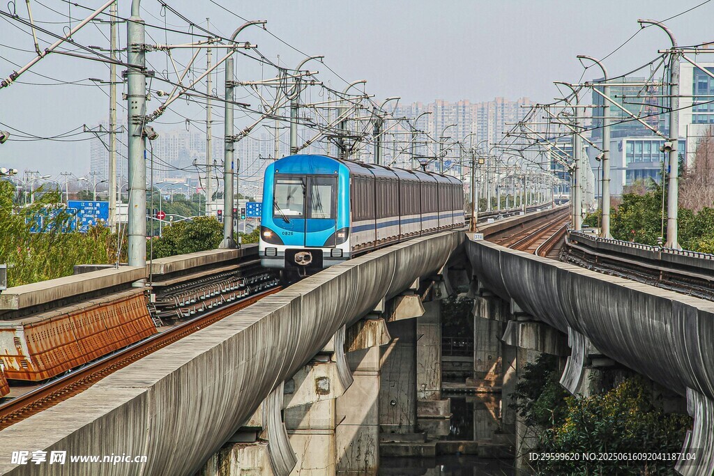 高架上行駛的藍色輕軌列車