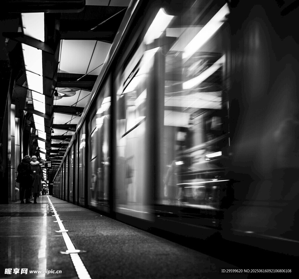 地鐵車站內(nèi)列車快速駛過(guò)