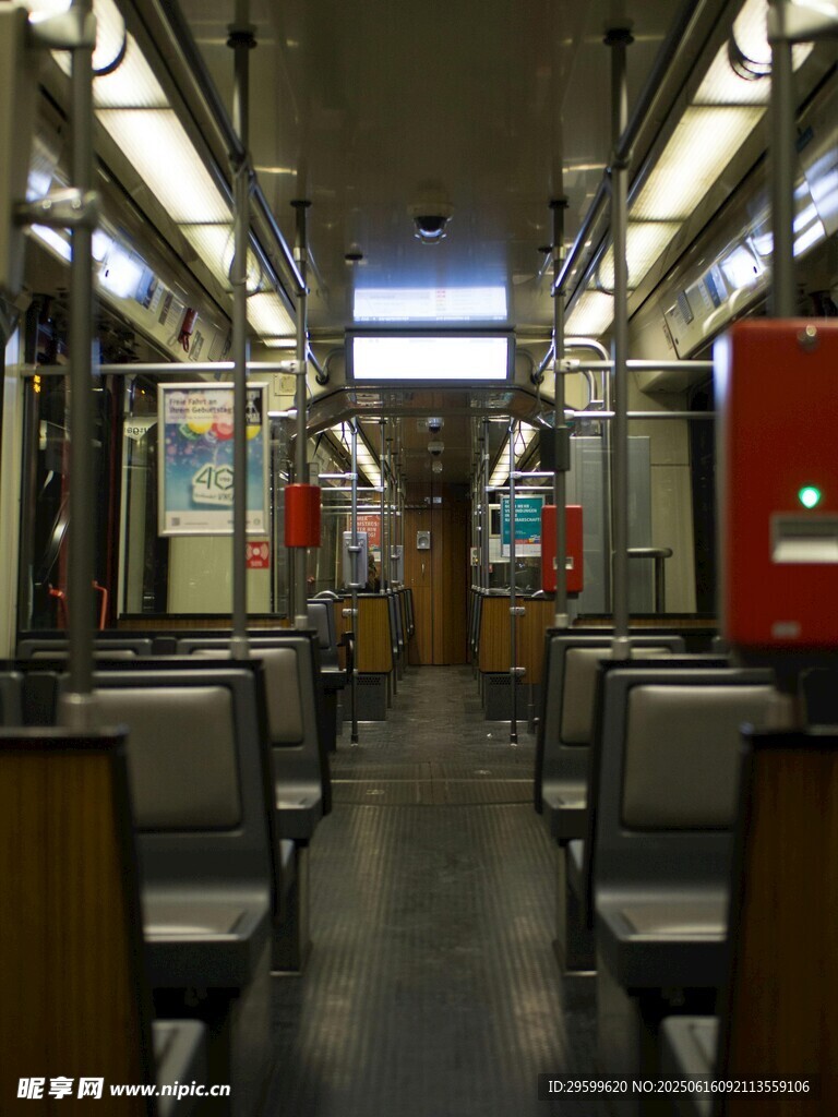地鐵車廂內(nèi)景