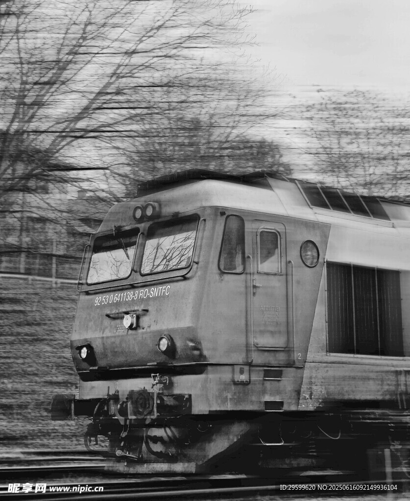 老式火車停靠在鐵軌邊