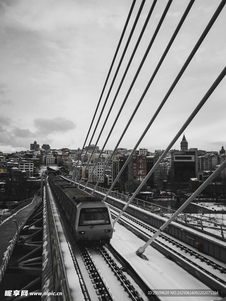 橋上列車穿行于城市景觀