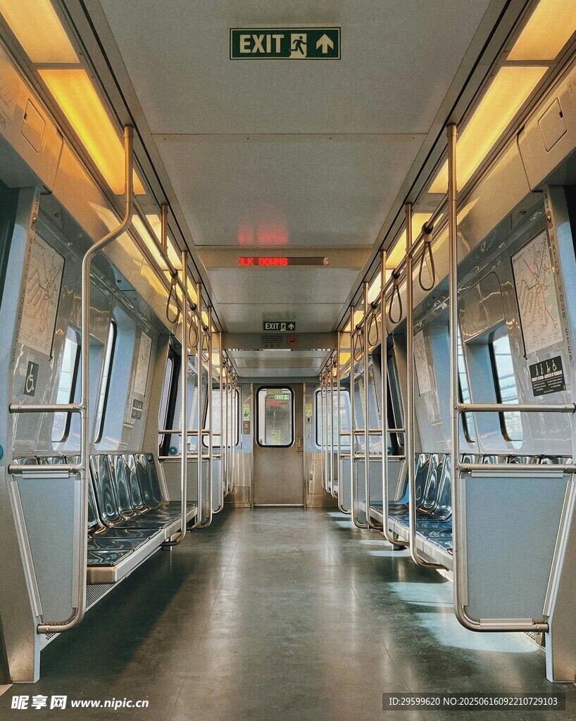 空蕩的地鐵車廂內部