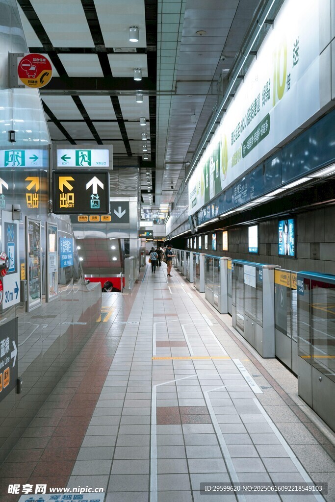 空曠地鐵站臺場景