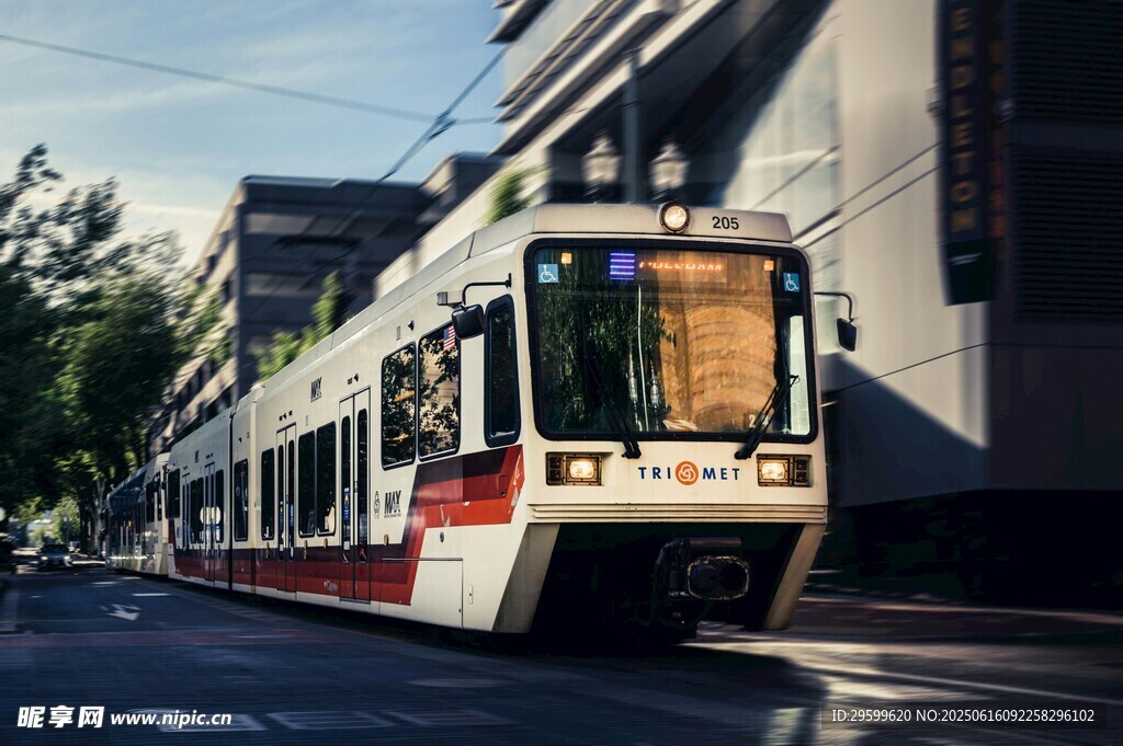 城市街道上行駛的有軌電車