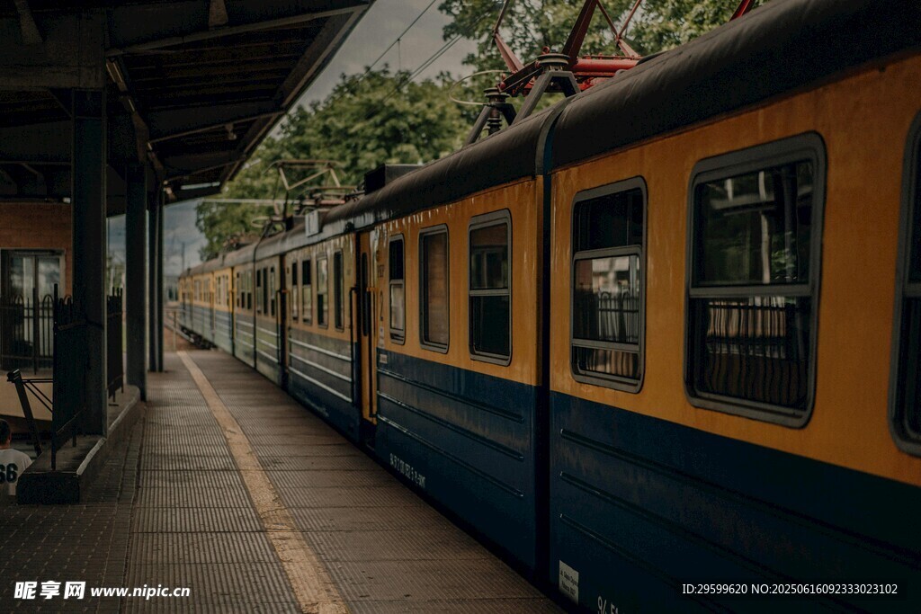 復(fù)古列車停靠在站臺