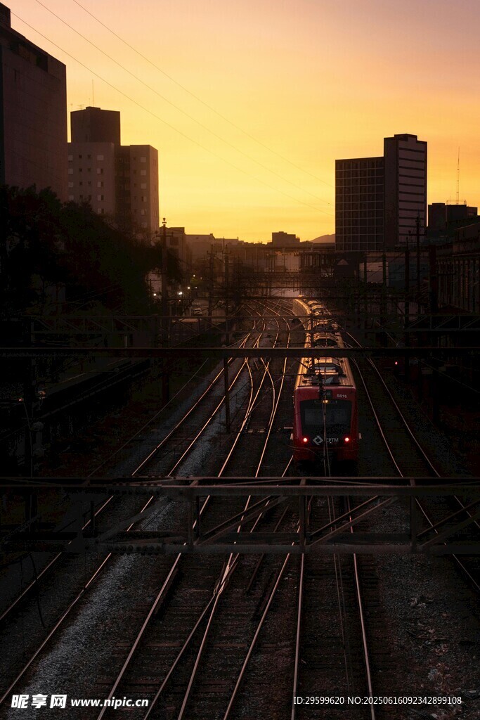 夕陽下鐵軌上行駛的列車