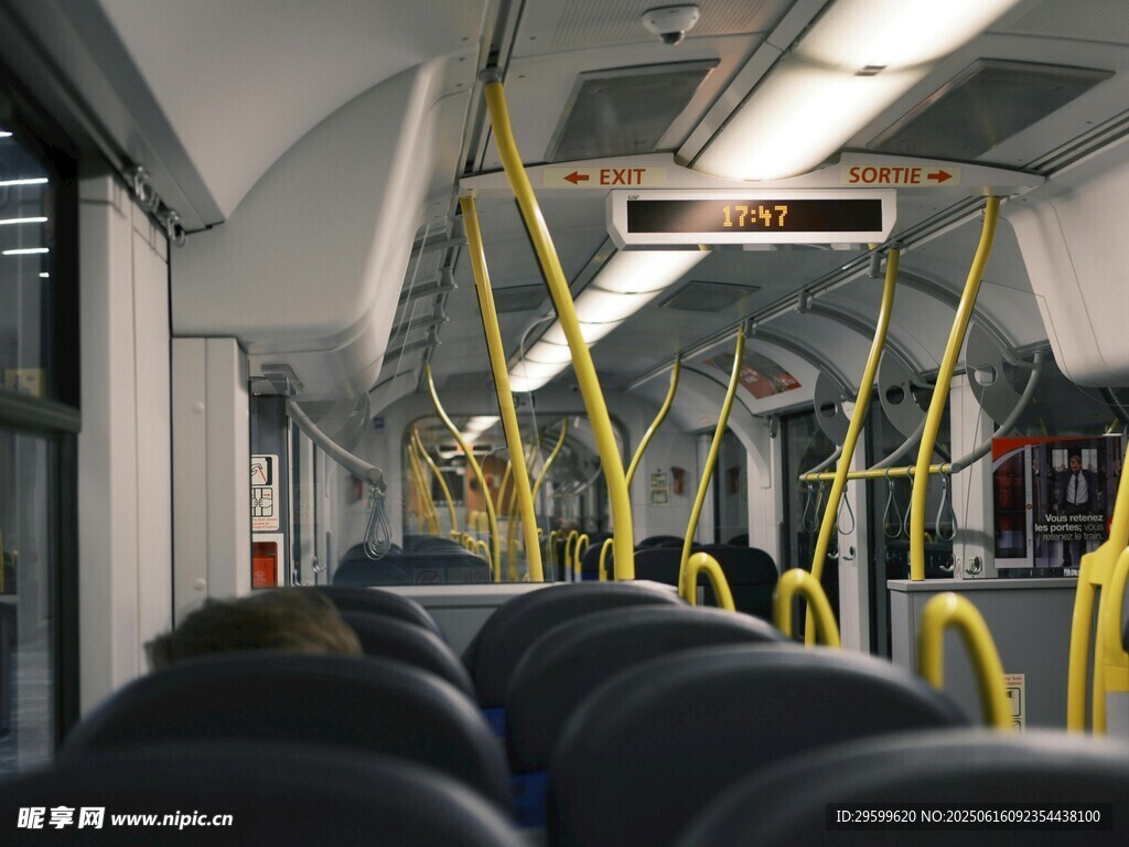 公交車內空蕩的座椅與扶手