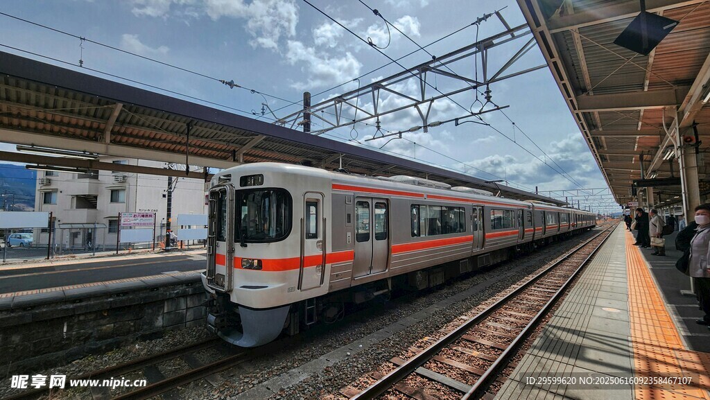 火車站臺的銀色列車
