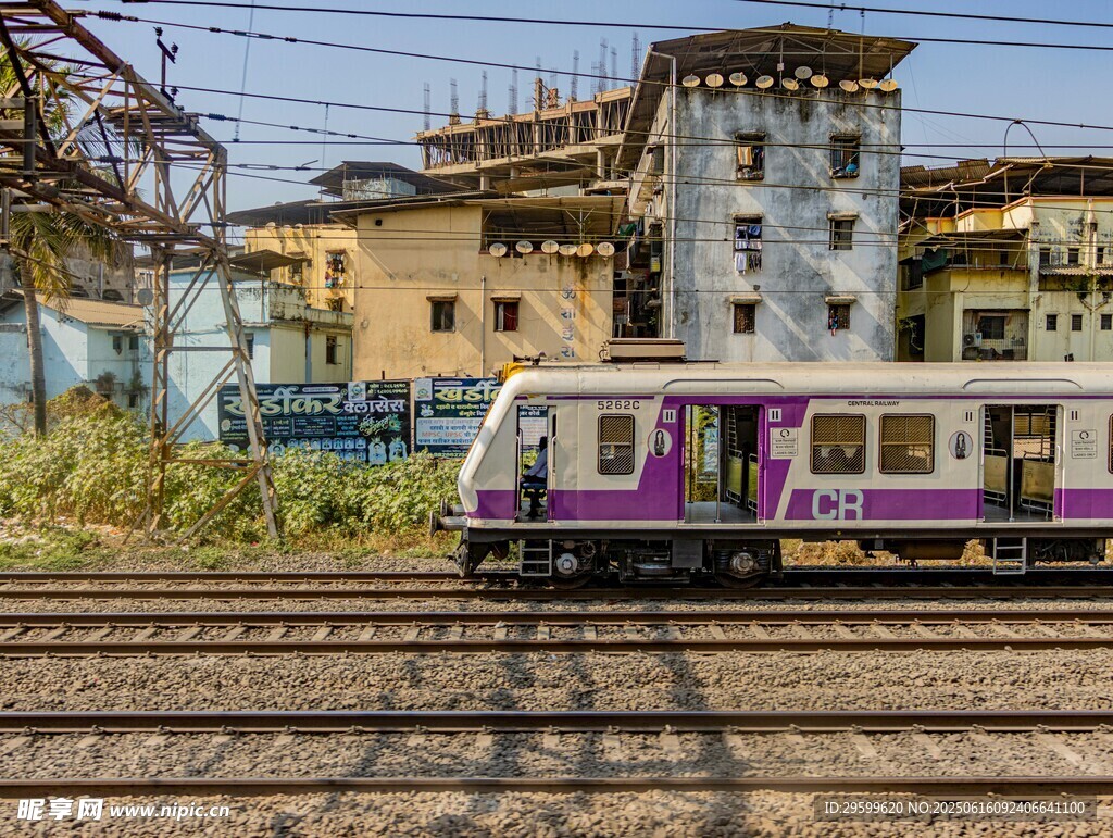 鐵軌上的紫色列車(chē)與建筑