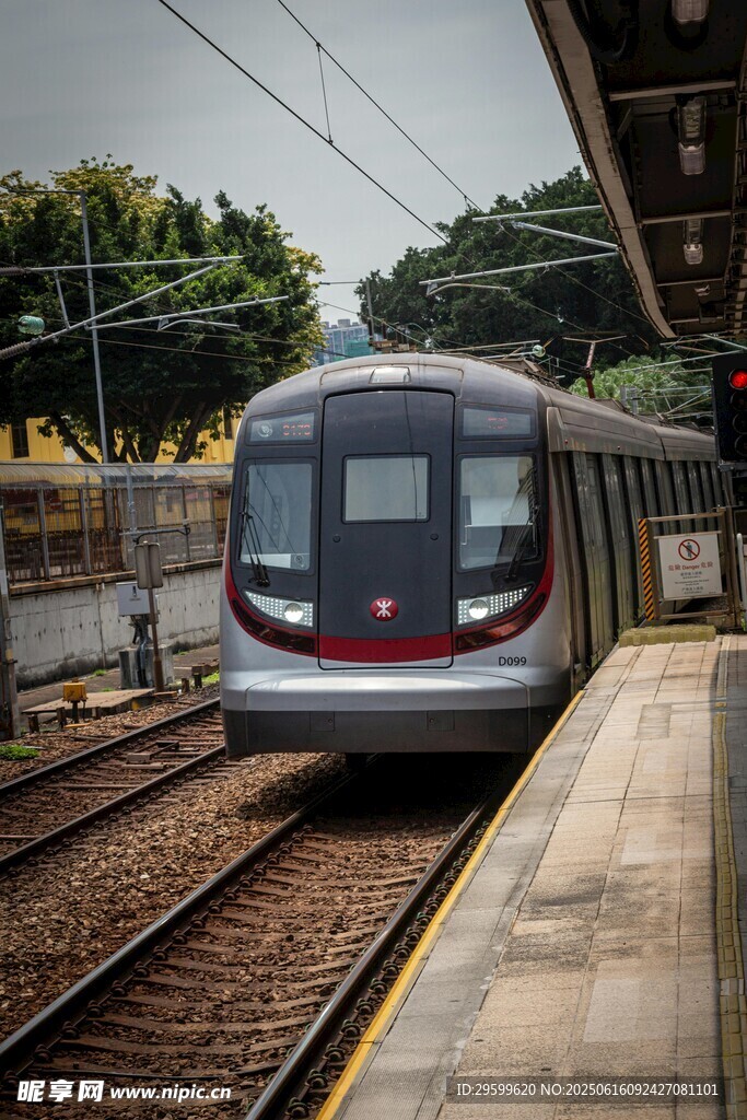 地鐵站臺的列車