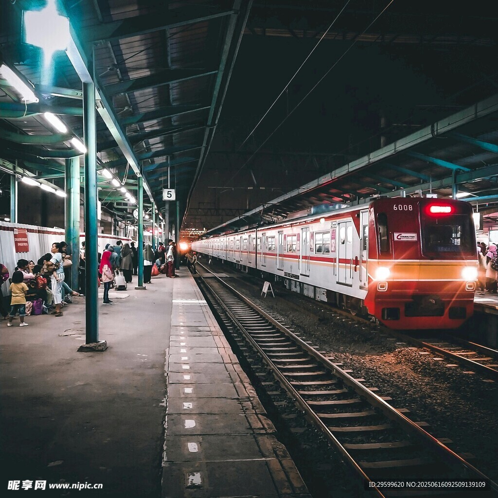 地鐵站臺(tái)列車進(jìn)站瞬間