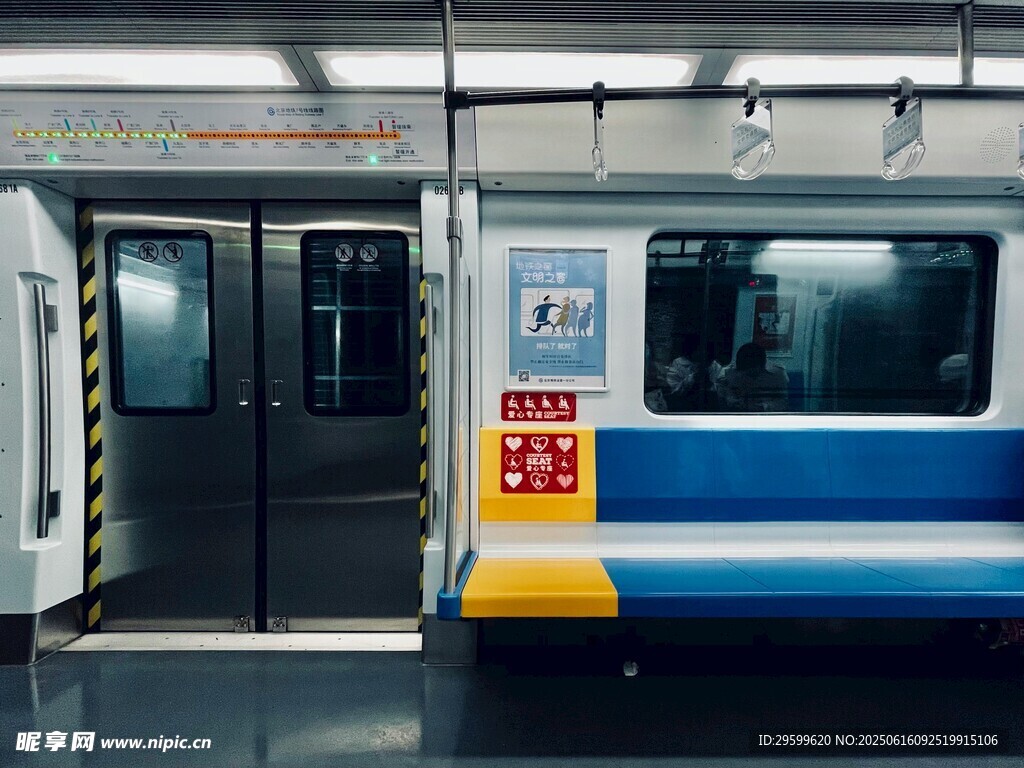地鐵車廂局部特寫