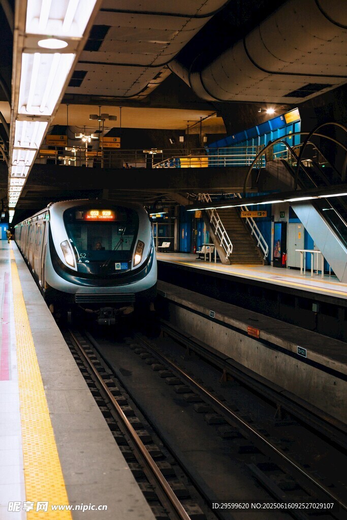地鐵站內駛來的一列列車