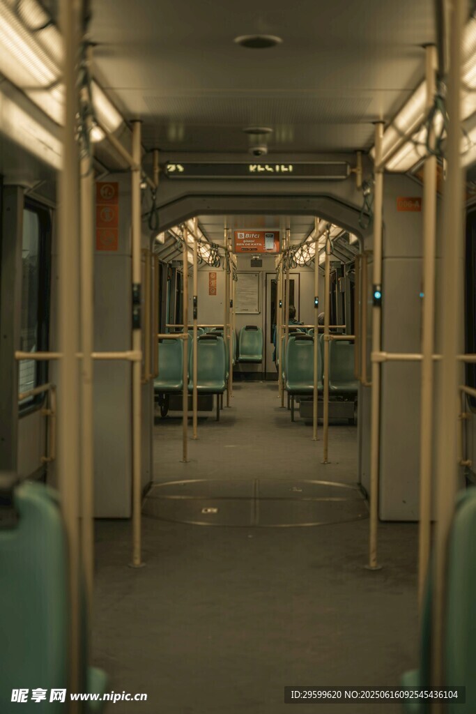 空曠的地鐵車廂內部