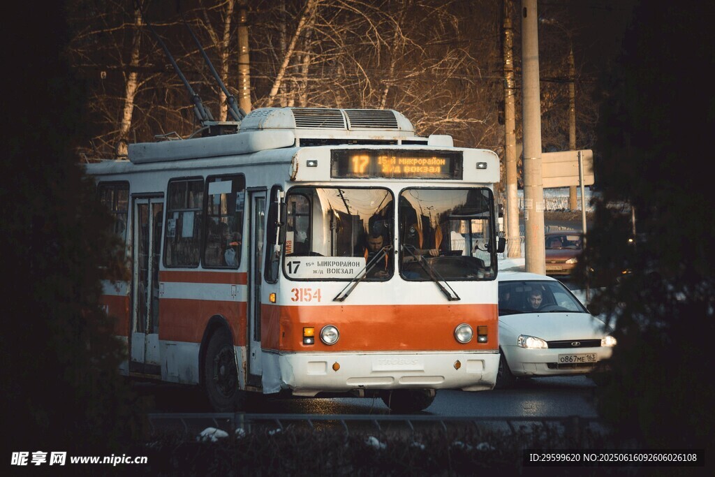 復古公交與轎車同框畫面