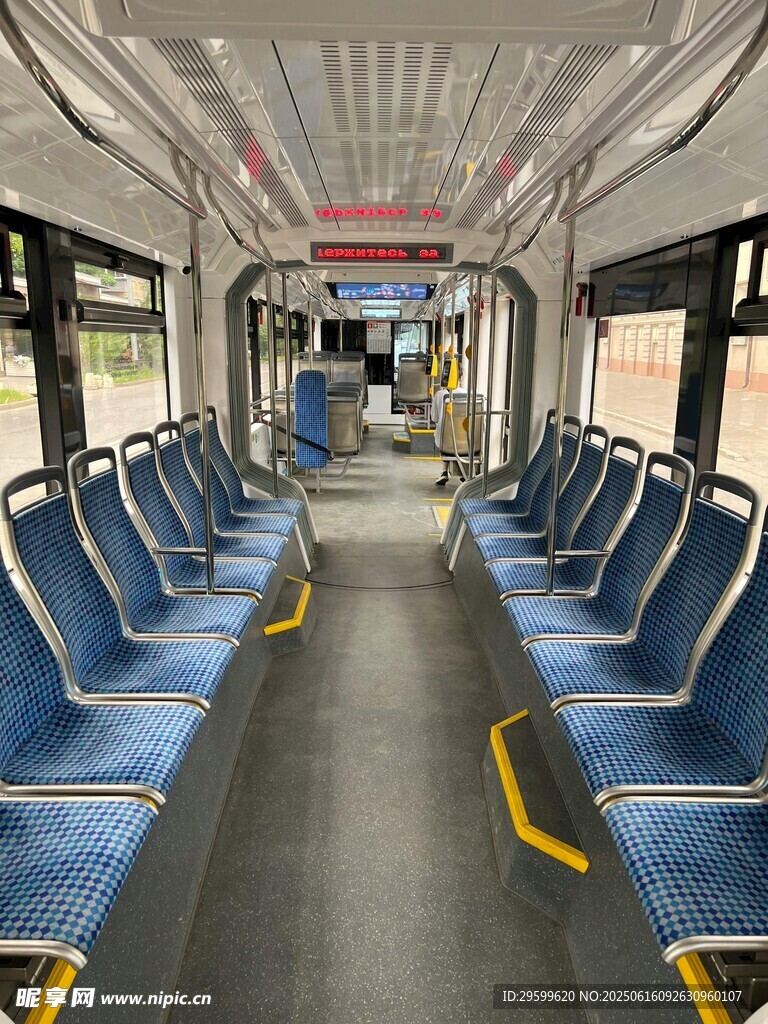 公交車內部整潔的藍色座椅