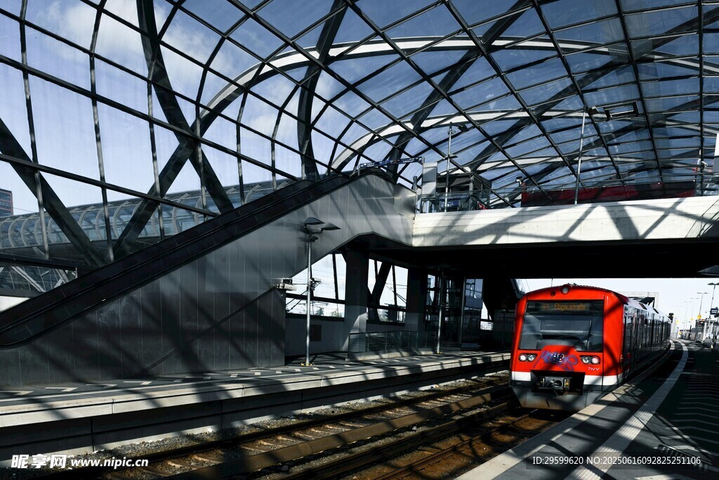 現(xiàn)代車站內(nèi)的紅色列車