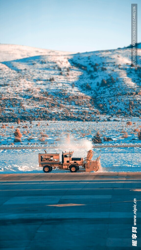 雪地中行駛的車輛