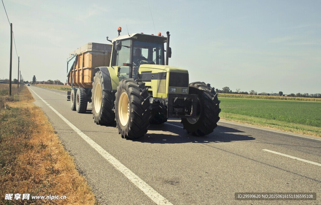 公路上行駛的黃色工程車