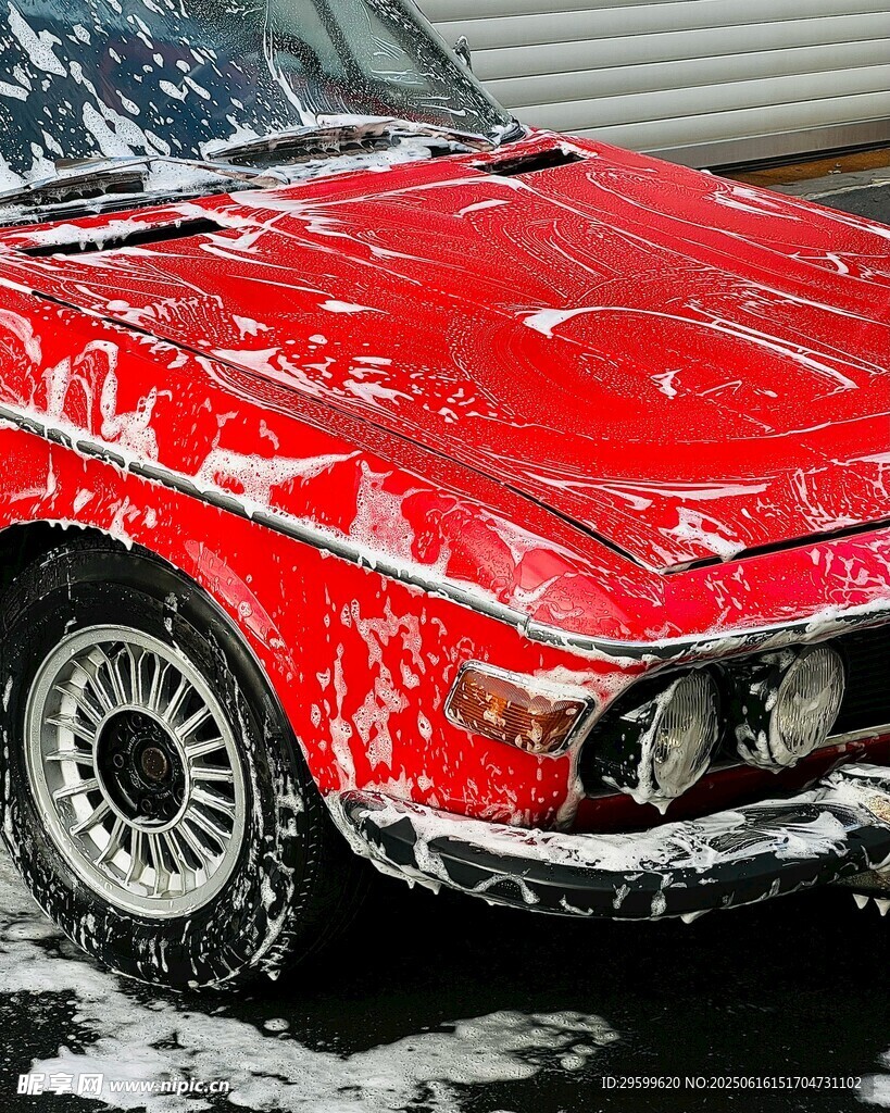 紅色汽車正在泡沫洗車