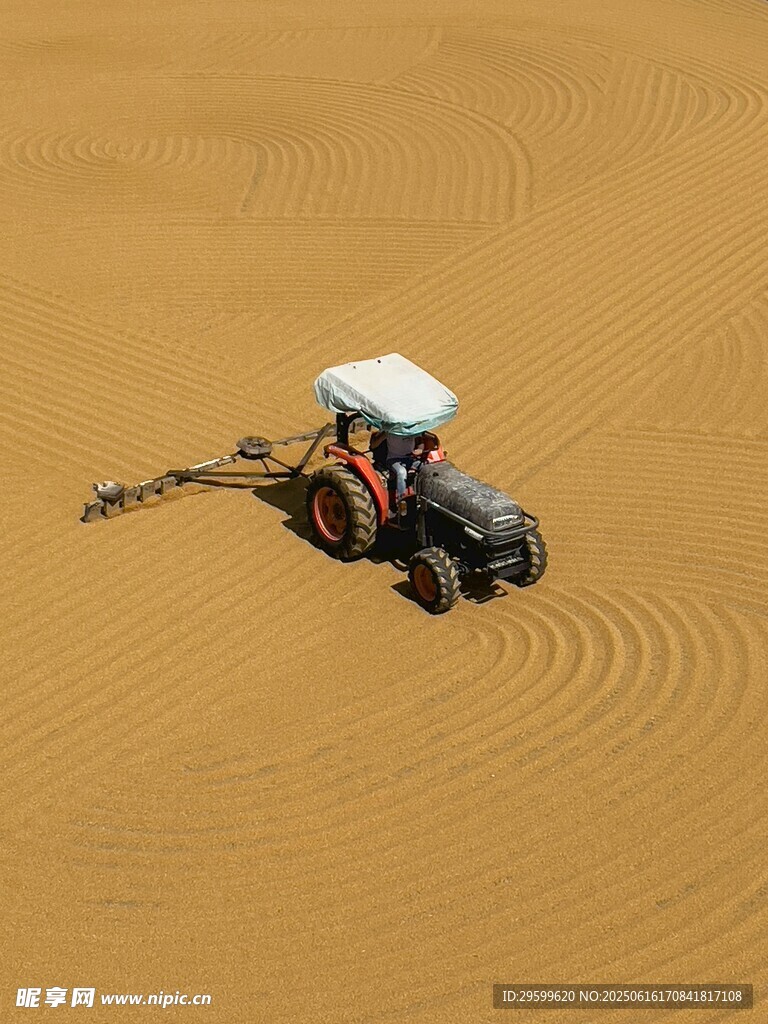 沙漠中行駛的四輪越野車