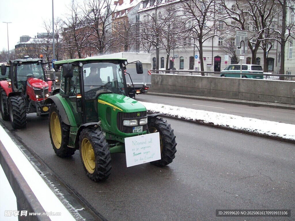 道路上行駛的綠色拖拉機(jī)