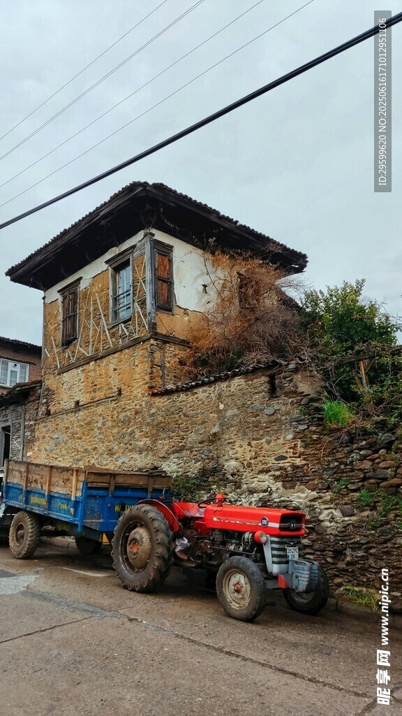 鄉村場景中的農用車與房屋