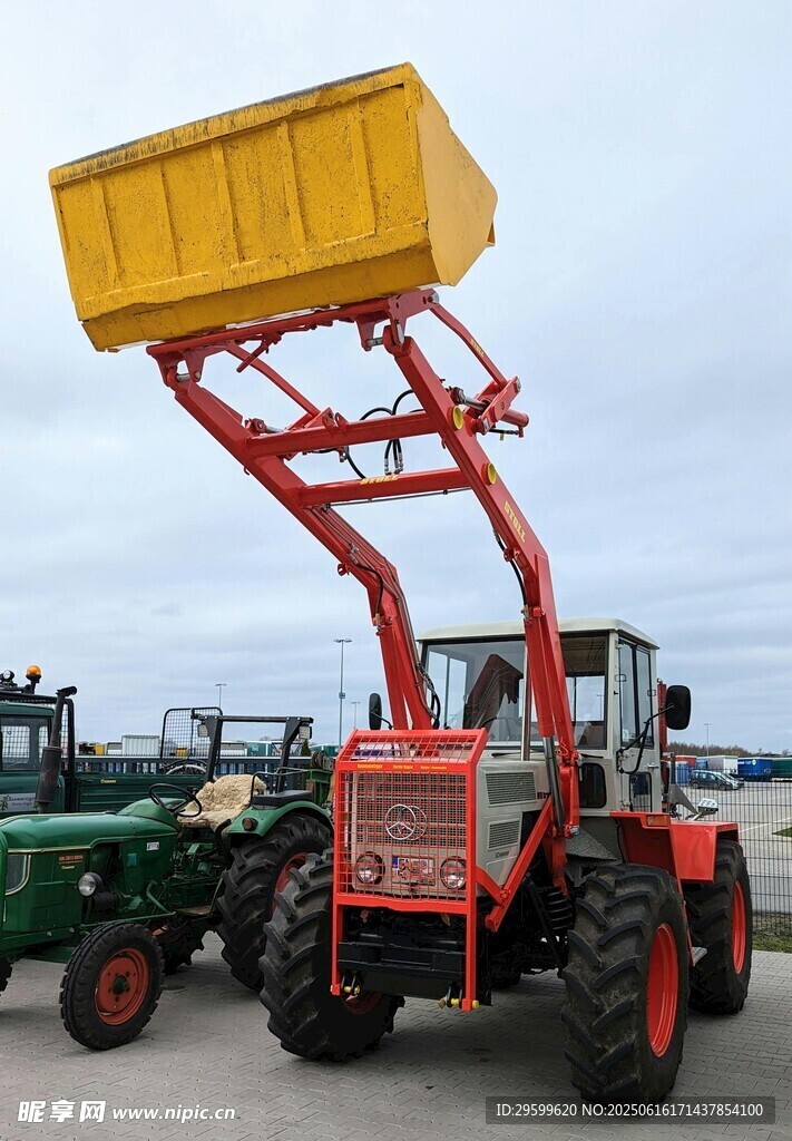 紅色農用高空作業裝載機
