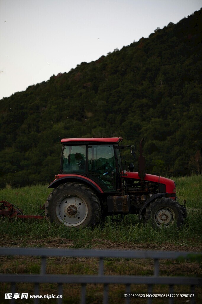 田野中的紅色拖拉機