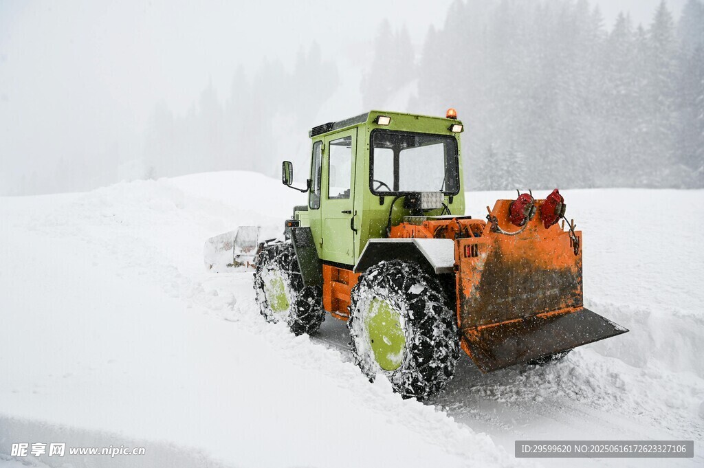 雪地中的綠色鏟雪車