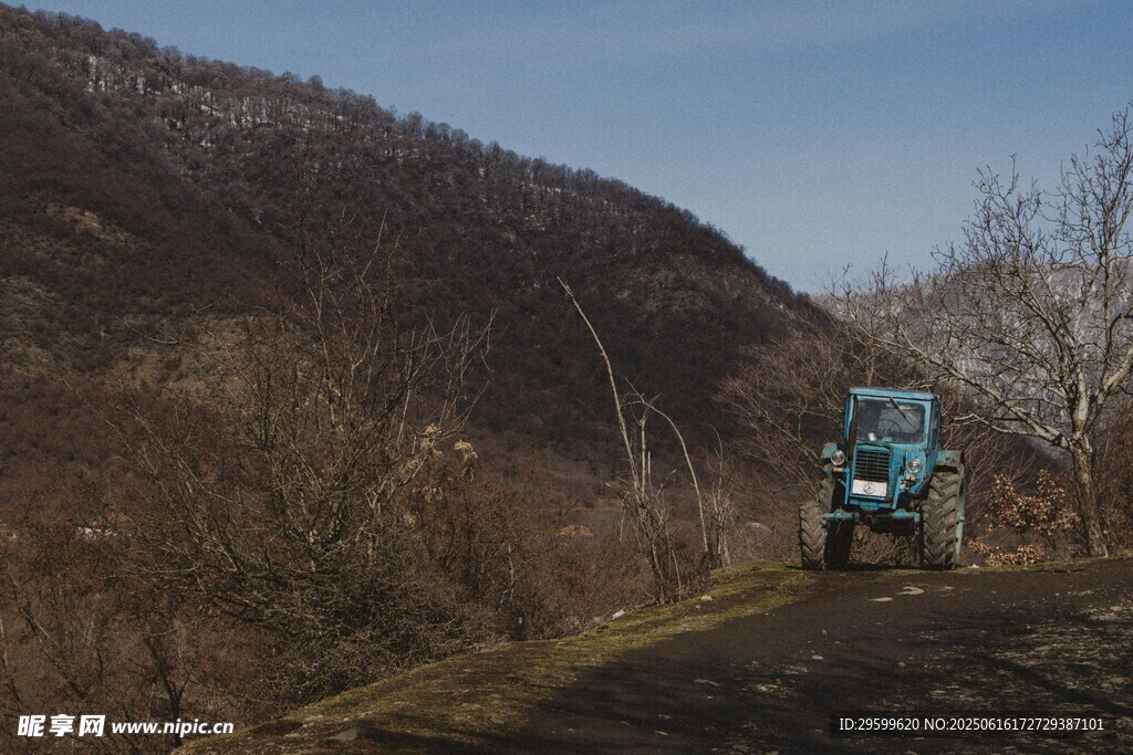 山地間行駛的藍色工程車