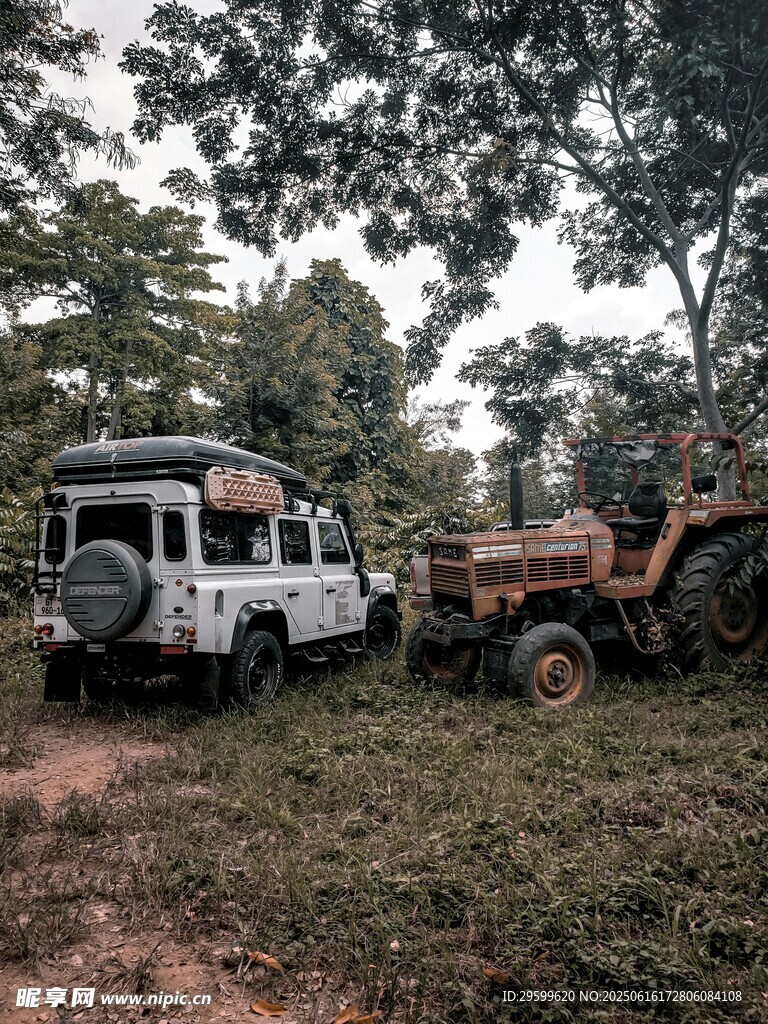 野外露營(yíng)車與拖拉機(jī)場(chǎng)景