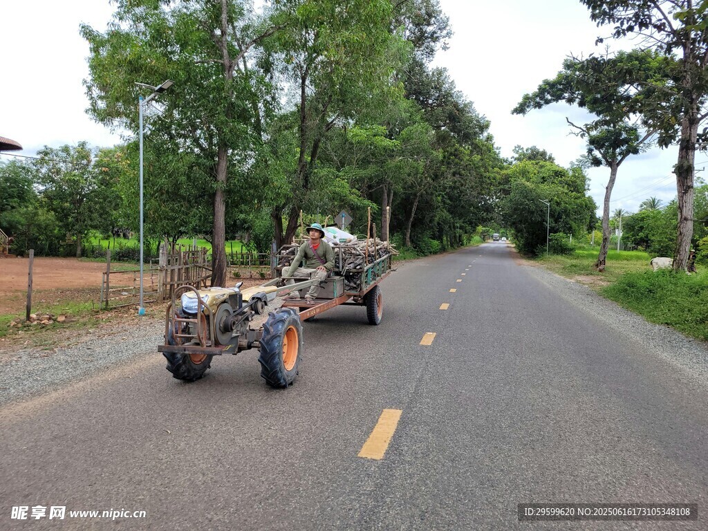 鄉(xiāng)村路上的老式拖車