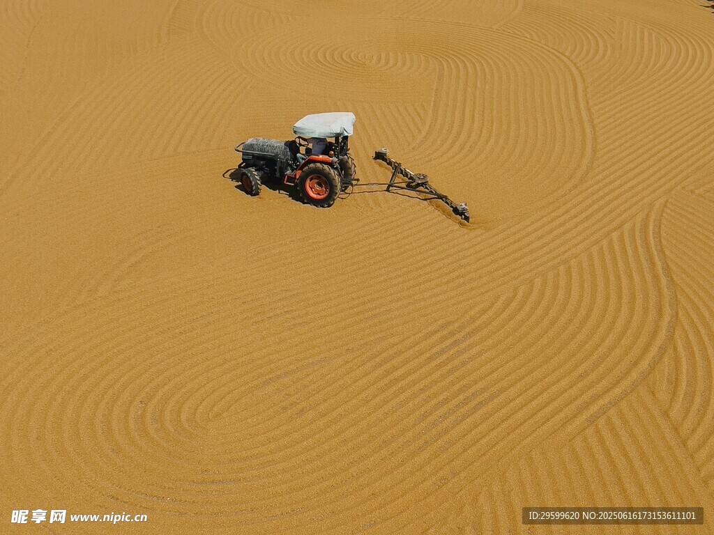 沙漠中的農機作業場景