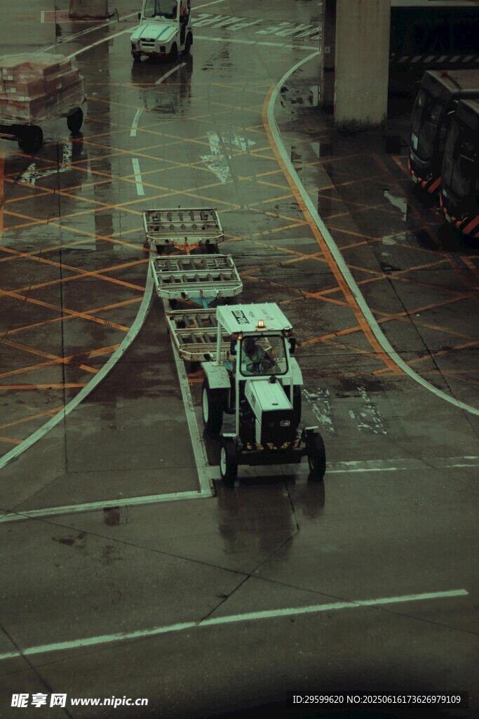 雨中道路上行駛的車輛