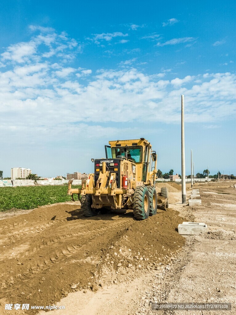 公路施工現(xiàn)場的黃色推土機