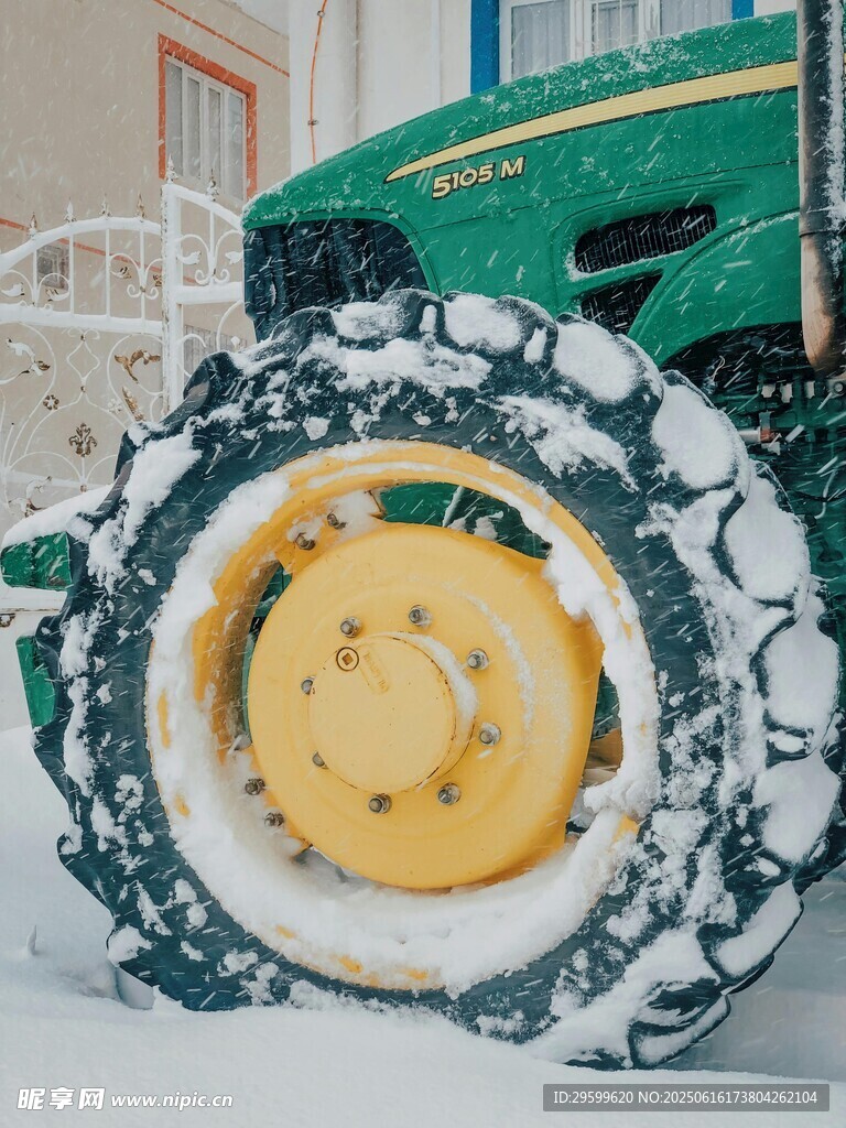 雪地中的大型農機輪胎