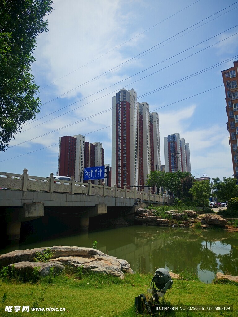 城市河畔風光