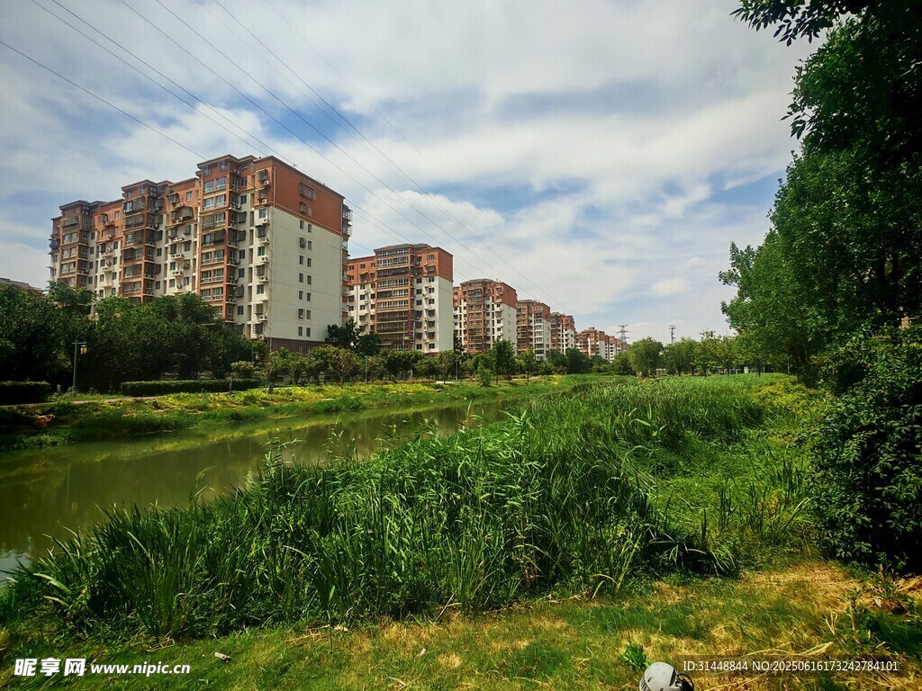 河畔旁的多層住宅區景觀