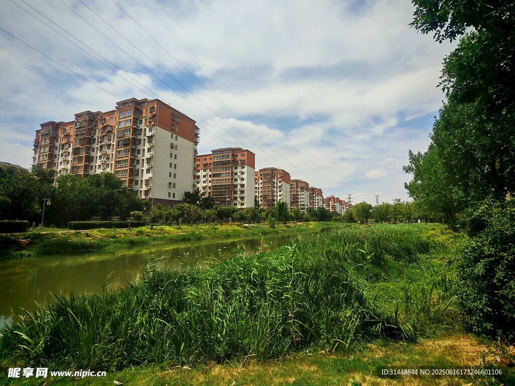 河畔旁的現代住宅區景觀