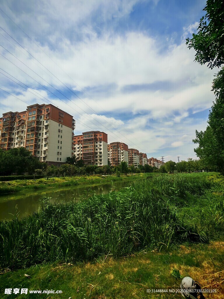城郊草地旁的多層建筑群